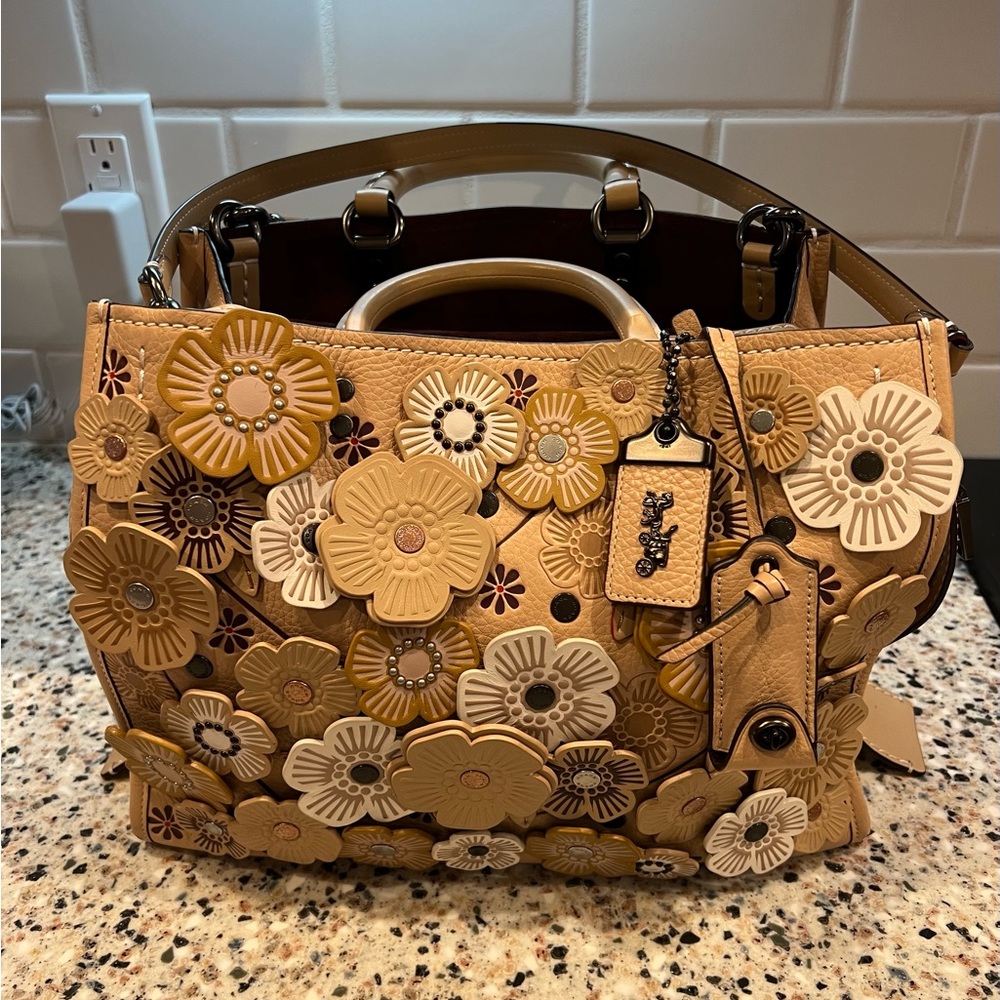 Beautiful Coach purse like new , used a couple of times. Has no wear marks .